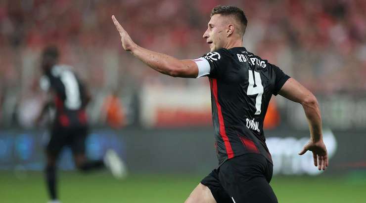 David Raum nhận trách nhiệm đá phạt góc và chuyền bóng một cách hoàn hảo cho Willi Orban (RB Leipzig), người đã nhảy lên cao nhất và bình tĩnh đánh đầu rất căng vào góc phải khung thành. Tỉ số bây giờ là 2:1.