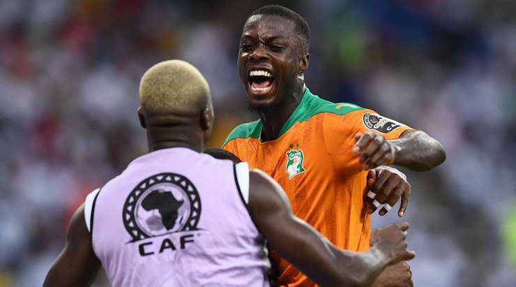 Nicolas Pepe (Bờ Biển Ngà) ghi bàn! Anh ấy đón một đường chuyền của đồng đội và tung một cú sút hoàn hảo từ rìa vòng cấm, đi vào phía trong cột dọc bên trái khung thành, vượt quá tầm với của thủ môn.