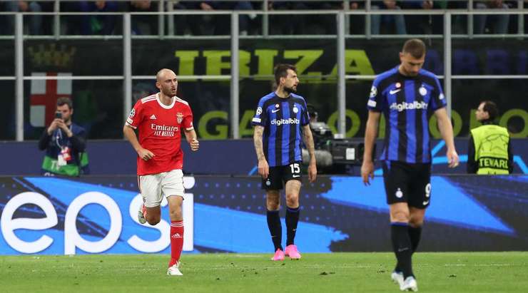 Đã có bàn thắng! Fredrik Aursnes (Benfica) dũng cảm tung người đánh đầu cận thành sau đường căng ngang của Rafa Silva và anh không để cho thủ môn Andre Onana bất kỳ cơ hội cản phá nào. Bóng bay như một viên đạn làm tung nóc lưới khung thành. Tỉ số là 1:1.