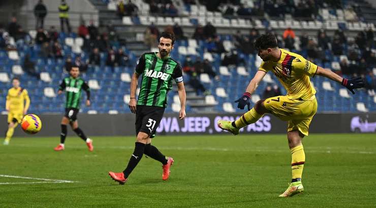 Vào! Riccardo Orsolini (Bologna) ghi bàn với một cú sút tuyệt vời vào góc cao bên trái sau khi được giải thoát trong vòng cấm bởi một đường chuyền bổng xuất sắc từ Nicolas Dominguez. Tỉ số bây giờ là 0:1.