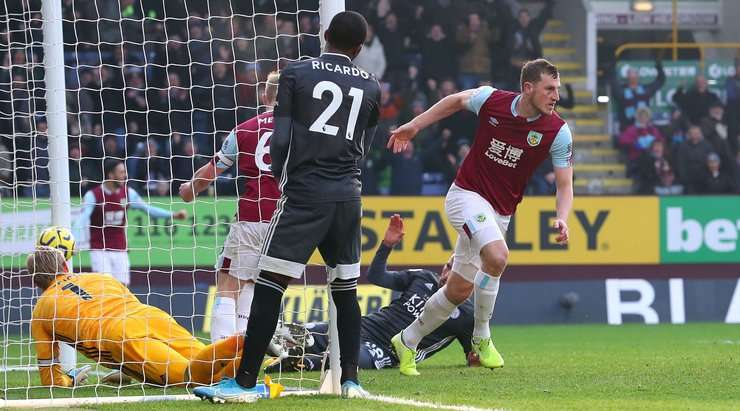 Vào! Tỉ số là 1:1. Chris Wood (Burnley) điền tên mình lên bảng điện từ bằng một cú sút gần như ngay trên vạch vôi, sau khi một đường bóng bật ra đã may mắn tìm đến đúng đôi chân của anh.
