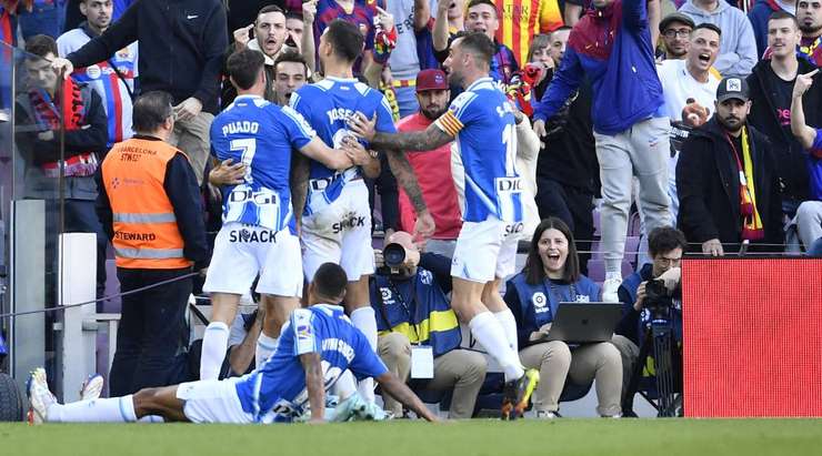 Vào! Joselu (Espanyol) thực hiện thành công quả penalty với một cú sút chìm vào ngay giữa khung thành, đánh bại thủ môn Marc-Andre ter Stegen.