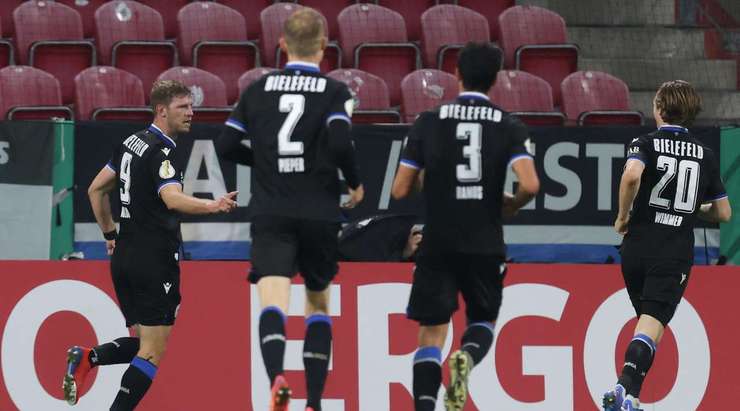 Fabian Klos (Arminia Bielefeld) bật lên đón quả tạt và tung cú đánh đầu chính xác đi chìm vào phía trong cột dọc bên trái.