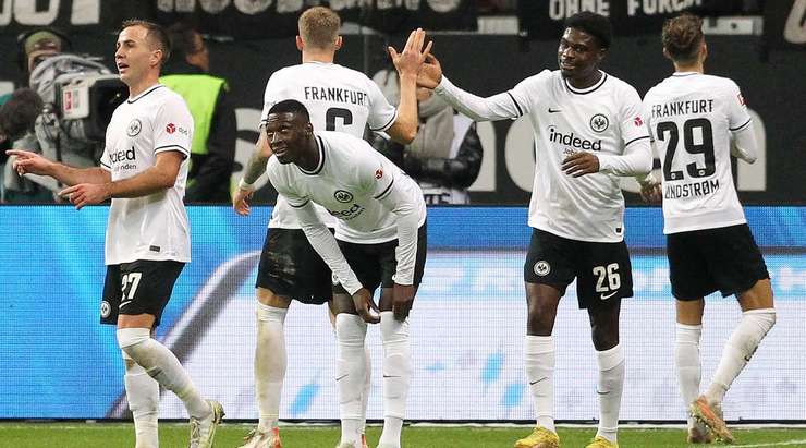Tỉ số là 4:2! Randal Kolo Muani chuyền bóng cho Jesper Lindstrom (Eintracht Frankfurt) trong vòng cấm, người không bị ai kèm và sút bóng vào bên trái mành lưới.