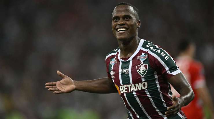 Jhon Arias (Fluminense) nhận một đường chuyền sát thủ, đặt anh vào thế đối mặt với thủ môn và anh đã ghi bàn với một cú sút lạnh lùng vào góc thấp bên trái khung thành. Một cú dứt điểm xuất sắc.