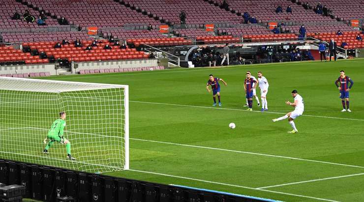 VÀO! Đó là một cú sút phạt đền hoàn hảo của Rafa Mir (Huesca) về phía bên phải khung thành, không có một chút cơ hội nào cho thủ môn Marc-Andre ter Stegen để cản phá!