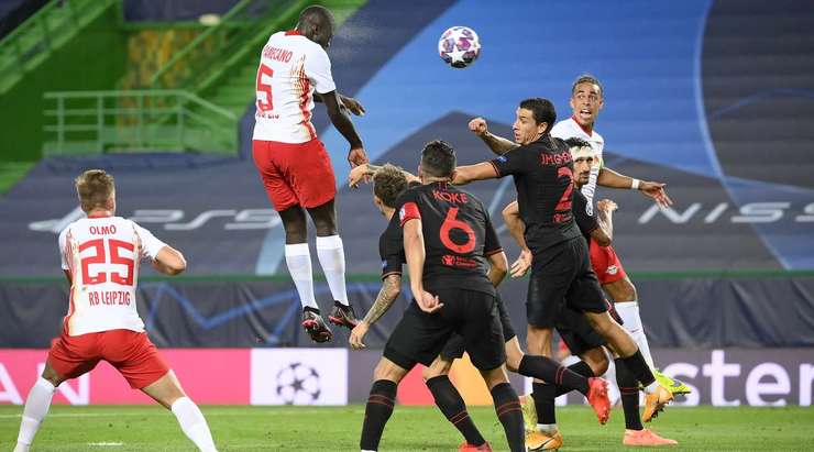 Dayot Upamecano (RB Leipzig) thoát khỏi cầu thủ đối phương đang đeo bán mình và đón bóng từ quả phạt góc, nhưng cú đánh đầu của anh lại đi thẳng vào vị trí thủ môn đang đứng.