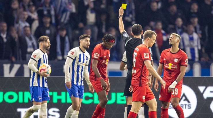 Mohamed Simakan (RB Leipzig) đang thử thách sự kiên nhẫn của trọng tài Deniz Aytekin và anh đã toại nguyện với một chiếc thẻ vàng cho pha phạm lỗi của mình.
