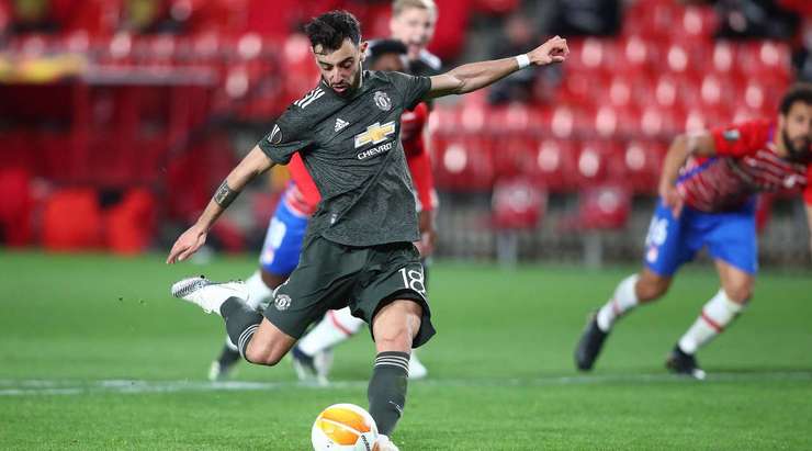 Vào! Rui Silva đã chạm được những đầu ngón tay vào bóng sau cú sút của Bruno Fernandes (Manchester United), nhưng chừng đó thôi không đủ ngăn trái bóng đi vào góc thấp bên trái khung thành.
