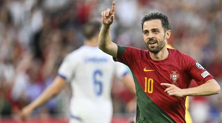 VÀO! Bernardo Silva (Bồ Đào Nha) nhận một đường chuyền và từ trong vòng cấm anh ấy lốp bóng qua Ibrahim Sehic, người đã ra khỏi vạch vôi. Một pha dứt điểm tuyệt vời! 1:0.