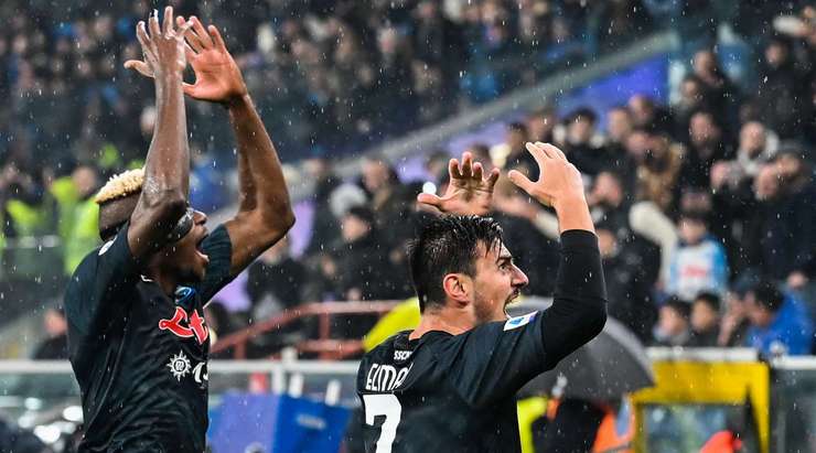 Vào! Eljif Elmas (Napoli) giành chiến thắng trên chấm phạt đền bằng một cú sút không thể cản phá, làm tung nóc lưới trong sự bất lực của thủ môn Emil Audero.