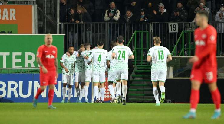 Vào! Jamie Leweling (Greuther Furth) chớp cơ hội sau một tình huống bóng bật ra trong vòng cấm và đánh bại thủ môn với một cú sút vào góc thấp bên phải. Tỉ số đã được nâng lên: 1:0.