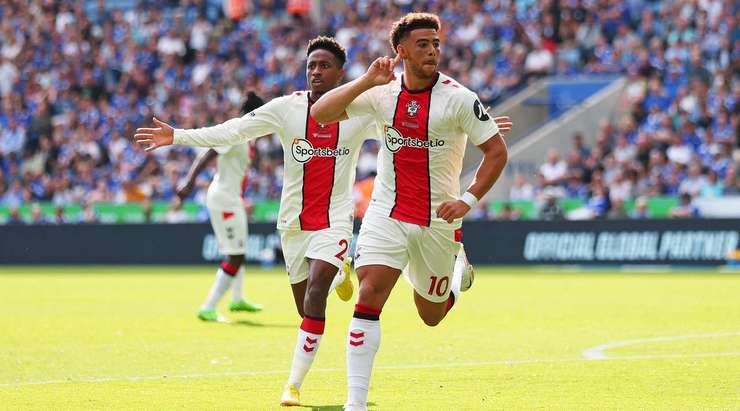 Vào! Armel Bella-Kotchap chuyền bóng cho Che Adams (Southampton) và cầu thủ này có một cú sút bị bị đổi hướng ngay trong vòng cấm, khiến thủ môn Danny Ward không thể làm gì được. 1:1.