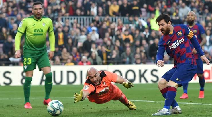 Các cầu thủ phòng ngự đối phương chặn một cú sút trước đó trong vòng cấm, nhưng Lionel Messi (Barcelona) chớp cơ hội sau khi bóng bật ra và đánh bại thủ môn với một cú sút bồi gọn gàng vào lưới.