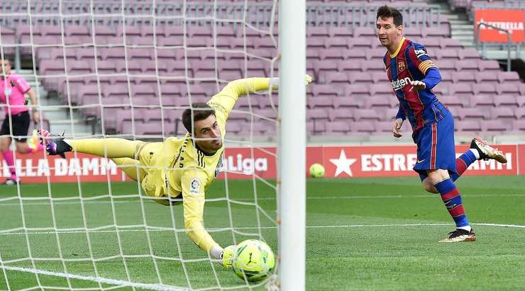 Sergio Busquets có một đường căng ngang xuất sắc vào trong vòng cấm. Lionel Messi (Barcelona) đón bóng và đánh đầu từ cự li gần vào phía trong cột dọc bên trái, đánh bại thủ môn Ivan Villar. Một tình huống thể hiện sự nhạy bén cũng như khả năng dứt điểm thượng hạng. Tỉ số là 1:0.