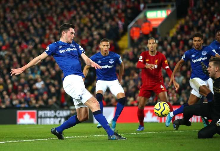 Vào! 2:1. Quả bóng bật ra từ một tình huống lộn xộn trong vòng cấm đã được Michael Keane (Everton) tận dụng triệt để, anh dễ dàng hạ thủ môn bằng một cú sút từ cự ly gần.