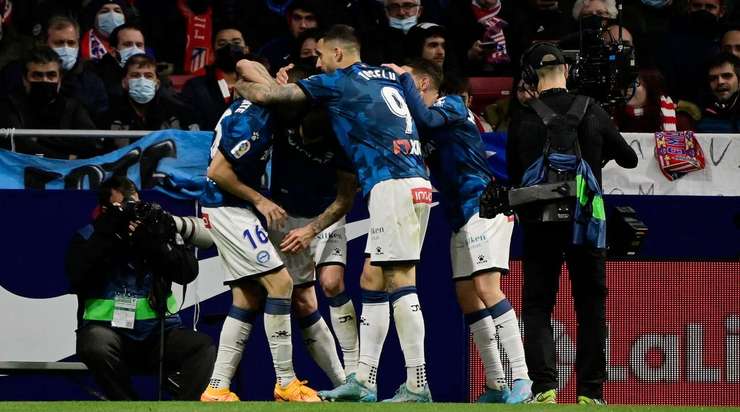 Đã có bàn thắng! Gonzalo Escalante (Alaves) dũng cảm tung người đánh đầu cận thành sau đường căng ngang của Edgar Mendez và anh không để cho thủ môn Jan Oblak bất kỳ cơ hội cản phá nào. Bóng bay như một viên đạn vào góc cao bên phải khung thành. Tỉ số là 1:1.