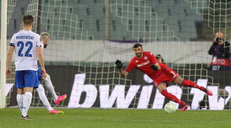 Vào! Kristoffer Velde (Lech Poznan) tinh quái dừng lại một nhịp trước khi sút, chờ cho thủ môn Pietro Terracciano đổ người trước khi bình tĩnh đưa bóng vào góc thấp bên phải.