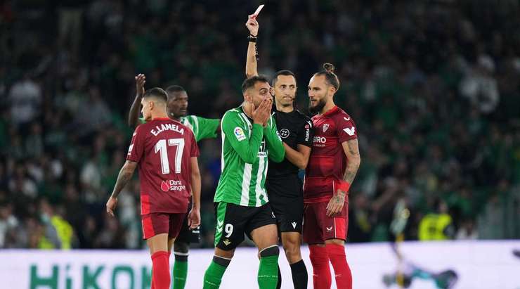 Sau khi tham khảo VAR, trọng tài ra hiệu hủy thẻ vàng và rút thẻ đỏ. Borja Iglesias (Betis) phải rời khỏi sân!