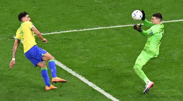 Một cú dứt điểm thẳng tưng của Lucas Paqueta (Brazil) từ một vị trí bên trong vòng cấm tưởng chừng như sẽ trở thành bàn thắng, nhưng thủ môn Dominik Livakovic đã có một pha cứu thua xuất sắc. Phạt góc. Brazil sẽ có một cơ hội nguy hiểm.