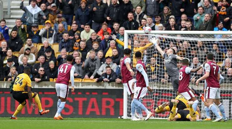 Vào – 1:0! Ruben Neves thực hiện một đường tạt bóng tốt từ chấm phạt góc và Toti (Wolves) đã chiến thắng trong tình huống không chiến ở gần chấm phạt đền để đánh đầu chuẩn xác, đưa bóng đi sượt mé trong cột dọc bên trái vào lưới.