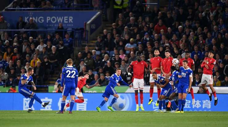 James Maddison (Leicester) cập nhật bảng tỉ số với một quả đá phạt kĩ thuật từ ngoài vòng cấm. Cú sút của anh đưa bóng đi trúng cột dọc bên phải và dội vào lưới, không cho thủ môn bất kì cơ hội nào.