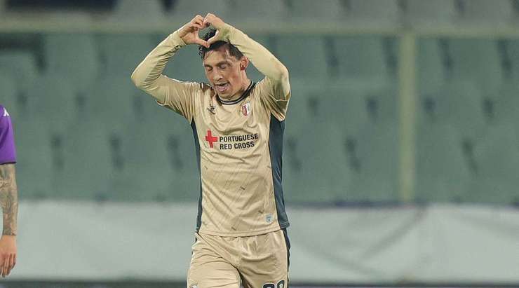 Vào! Andre Castro (Braga) đón bóng bật ra và từ rìa vòng cấm, anh ấy tung một cú sút chìm đi vào góc trái phía dưới. Salvatore Sirigu không thể ngăn bóng vào lưới. Tỉ số là 0:1.