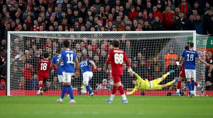 Divock Origi (Liverpool) nhận một đường chuyền chuẩn xác ở một vị trí trong vòng cấm và anh quyết định sút ngay. Bóng bay về phía góc thấp bên trái khung thành, tuy nhiên thủ môn Jordan Pickford đã thể hiện khả năng của mình bằng một tình huống cản phá xuất sắc. Bóng đi ra ngoài sân. Liverpool được hưởng một quả phạt góc.