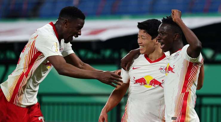 Vào! Hee-Chan Hwang (RB Leipzig) sút bóng bật ra đi chìm vào chính giữa khung thành sau khi bóng đến chỗ anh ấy trong vòng cấm. Tỉ số là 2:0.