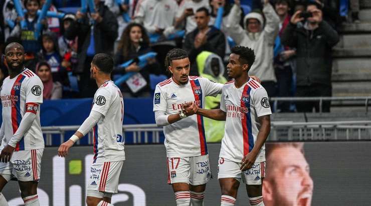 Thiago Mendes (Lyon) thực hiện quả đá phạt từ rìa vòng cấm. Anh ấy tung một cú sút hoàn hảo về mặt kĩ thuật, đưa bóng đi đập cột dọc trước khi dội vào góc cao bên trái khung thành.