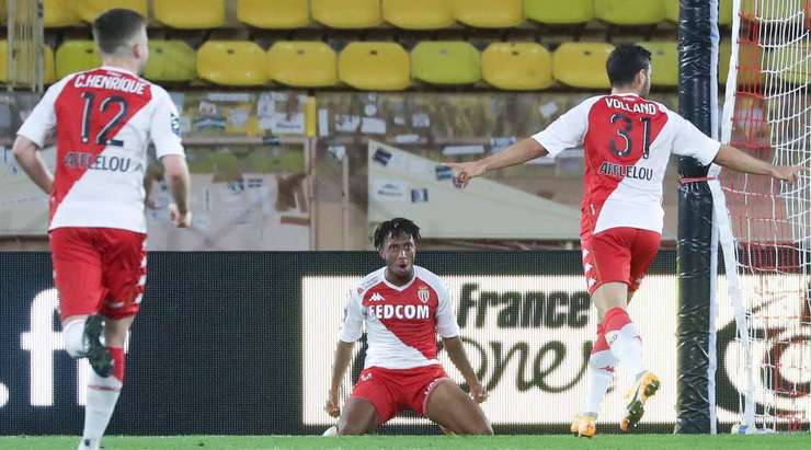Một pha dứt điểm tuyệt diệu! Gelson Martins (Monaco) canh thời điểm hoàn hảo để đón một quả tạt và sút bóng sấm sét từ sâu trong vòng cấm vào phía bên trái mành lưới!