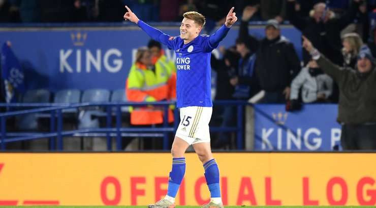 Vào! Harvey Barnes (Leicester) nhận bóng trong vòng cấm ở một vị trí rất thuận lợi và dứt điểm. Cú sút của anh đổi hướng khi chạm vào một cầu thủ đối phương, khiến thủ môn David Marshall bó tay. Tỉ số đã được nâng lên 2:0.