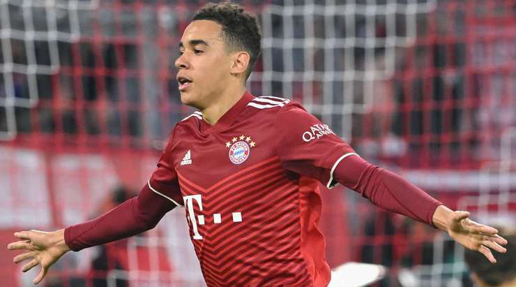 Jamal Musiala (Bayern Munich) nhận một đường chuyền thú vị bên trong vòng cấm và anh tung một cú sút chìm chuẩn xác vào góc thấp bên trái khung thành. Một pha dứt điểm hiểm hóc!