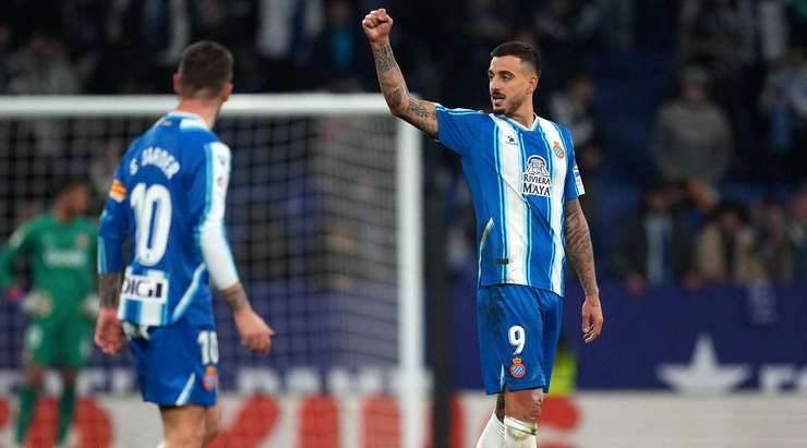 Đó là một bàn thắng! Tỉ số được nâng lên 2:1. Joselu (Espanyol) nhảy lên cao nhất để đón quả tạt hoàn hảo từ Brian Olivan và tung một cú đánh đầu từ cự li gần vào góc phải khung thành. Thủ môn Paulo Gazzaniga đã hoàn toàn bó tay.