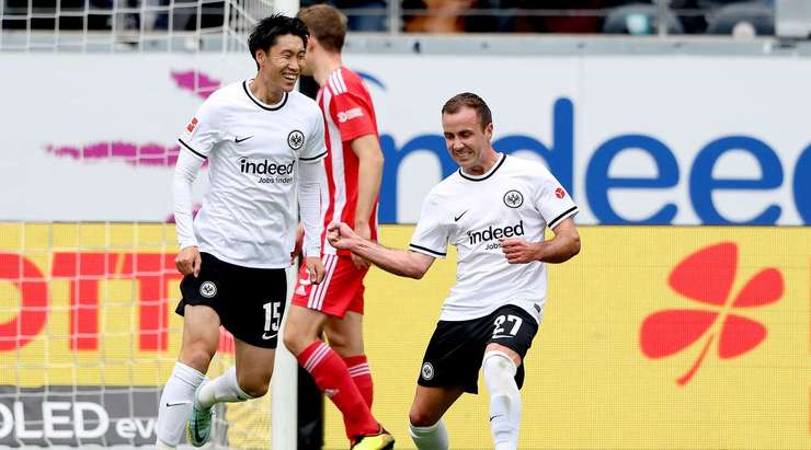 Mario Gotze (Eintracht Frankfurt) nhận một đường chuyền sát thủ, đặt anh vào thế đối mặt với thủ môn và anh đã bình tĩnh đưa bóng vào lưới.