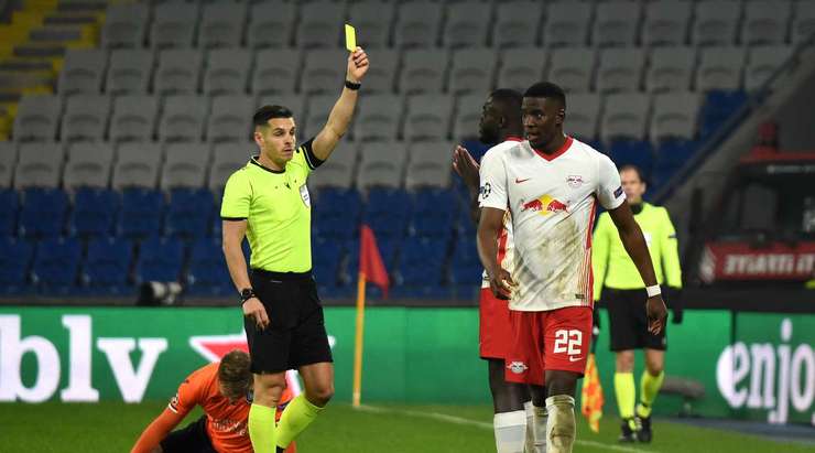 Dayot Upamecano (RB Leipzig) đang thử thách sự kiên nhẫn của trọng tài Carlos Del Cerro và anh đã toại nguyện với một chiếc thẻ vàng cho pha phạm lỗi của mình.