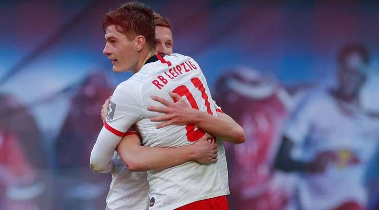 Dani Olmo thực hiện một đường căng ngang tuyệt vời từ quả phạt góc và kiến tạo cho Patrik Schick (RB Leipzig), người bật lên cao nhất để đánh đầu làm tung nóc lưới. Tỉ số là 2:0.