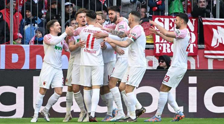 Mergim Berisha (Augsburg) có mặt đúng lúc và dứt điểm gọn gàng một pha bóng bật ra, cú sút của anh đi vào góc thấp bên phải khung thành.