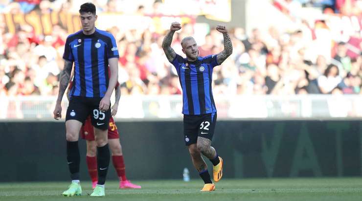 Denzel Dumfries thực hiện một quả tạt bổng chính xác vào vòng cấm. Federico Dimarco (Inter) đón bóng và dứt điểm nhanh vào phía trong cột dọc bên phải. Thủ môn đã không có cơ hội nào để cản phá! Tỉ số đã được thay đổi thành: 0:1.