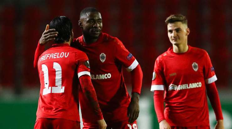 Martin Hongla (FC Antwerp) nhận một đường chuyền chính xác và anh tung cú sút nhanh. Pha dứt điểm đi về phía bên trái khung thành, bóng đập cột dọc vào lưới.