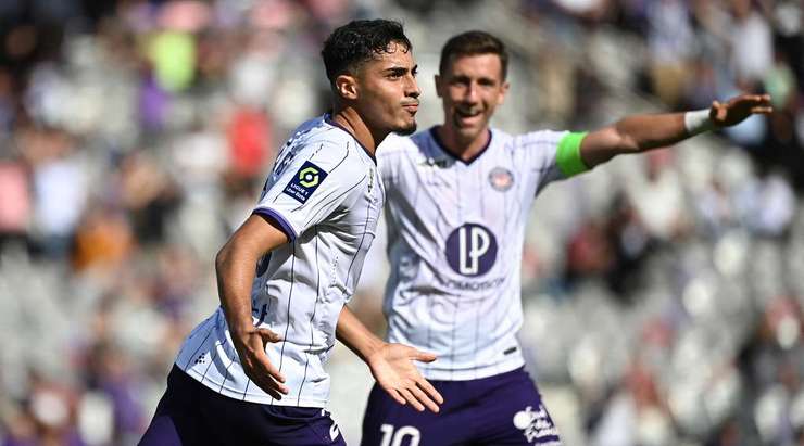 Một pha dứt điểm xuất sắc! Fares Chaibi (Toulouse) khống chế gọn gàng đường chuyền từ Branco van den Boomen tại rìa vòng cấm, sau đó, anh tung một cú sút căng vào góc cao bên phải khung thành. Tỉ số là 3:1.
