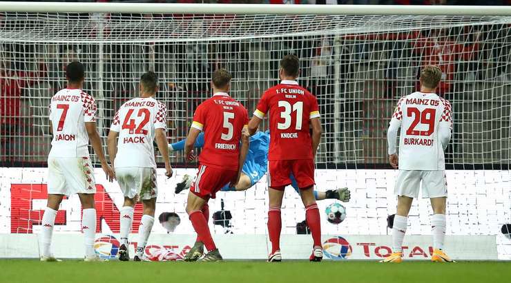 Một quả đá phạt được thực hiện hoàn hảo! Christopher Trimmel tạt bóng vào và Marvin Friedrich (Union Berlin) bật cao dứt điểm tại rìa vòng 5m50. Cú đánh đầu cận thành của cầu thủ này đi thẳng vào nóc lưới, và tỉ số đã được thay đổi – 3:0.