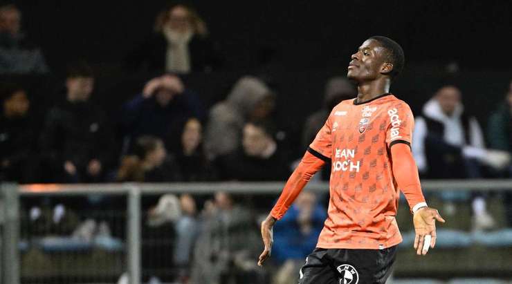 Dango Ouattara (Lorient) nhảy cao để đánh đầu từ quả phạt góc vào lưới và vượt qua thủ môn.