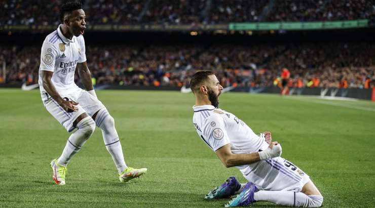 Vào! Karim Benzema (Real Madrid) giành chiến thắng trên chấm phạt đền bằng một cú sút không thể cản phá, vượt qua tầm với của thủ môn Marc-Andre ter Stegen vào chính giữa khung thành.