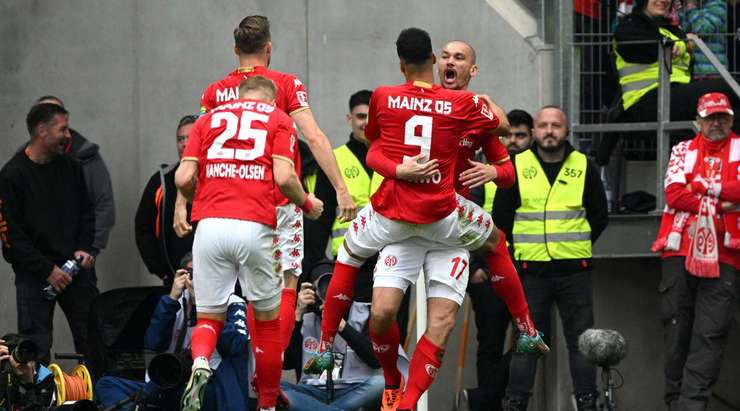 Ludovic Ajorque (Mainz) ghi bàn với một cú đánh đầu trong vòng cấm sau một pha lộn xộn trước khung thành.