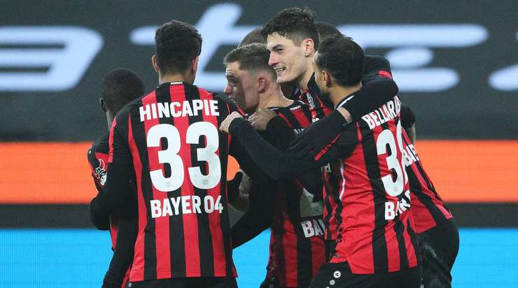 Bóng từ quả phạt góc được treo vào vòng cấm đến vị trí của Robert Andrich (Bayer Leverkusen) và cầu thủ này tung một cú sút rất căng vào ngay giữa khung thành, không cho thủ môn một cơ hội nào.