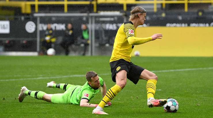 Vào! Một sai lầm từ hàng phòng ngự đã biếu không một cơ hội cho Erling Haaland (Dortmund). Cầu thủ này đã rất bình tĩnh và dễ dàng đệm bóng vào lưới từ cự li gần. 3:0.
