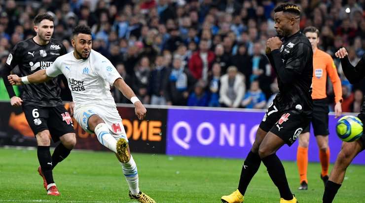 VÀO 2:0! Dimitri Payet (Marseille) đi bóng lắt léo vượt qua một vài hậu vệ đối phương trước khi tung cú sút từ rìa vòng cấm. Bóng chạm một cầu thủ khác và đổi hướng đi thẳng vào lưới.