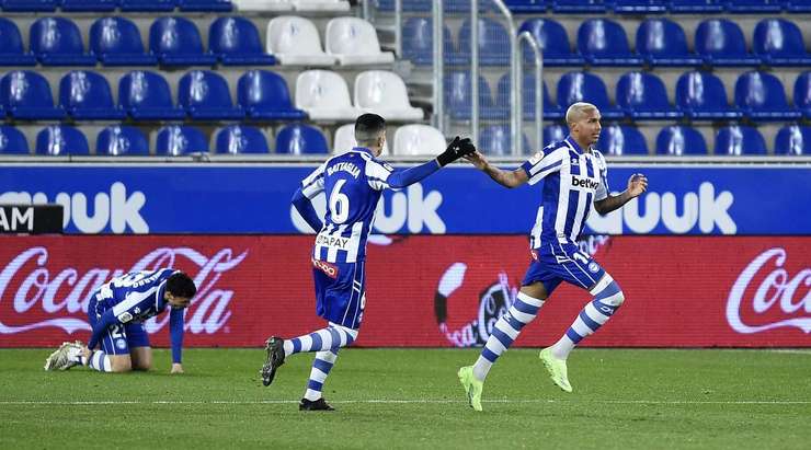 Vào! Joselu đón đường chuyền và đánh đầu kiến tạo cho Deyverson (Alaves), người đã khống chế bóng và dứt điểm gọn gàng vào lưới. 2:1.