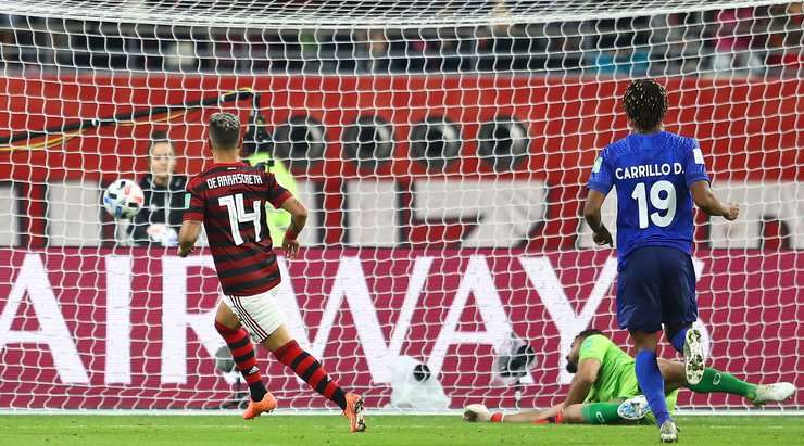Giorgian De Arrascaeta (Flamengo RJ) nhận một đường chuyền thú vị bên trong vòng cấm và anh sút bóng lọt qua thủ môn vào lưới. Một pha dứt điểm xuất sắc!